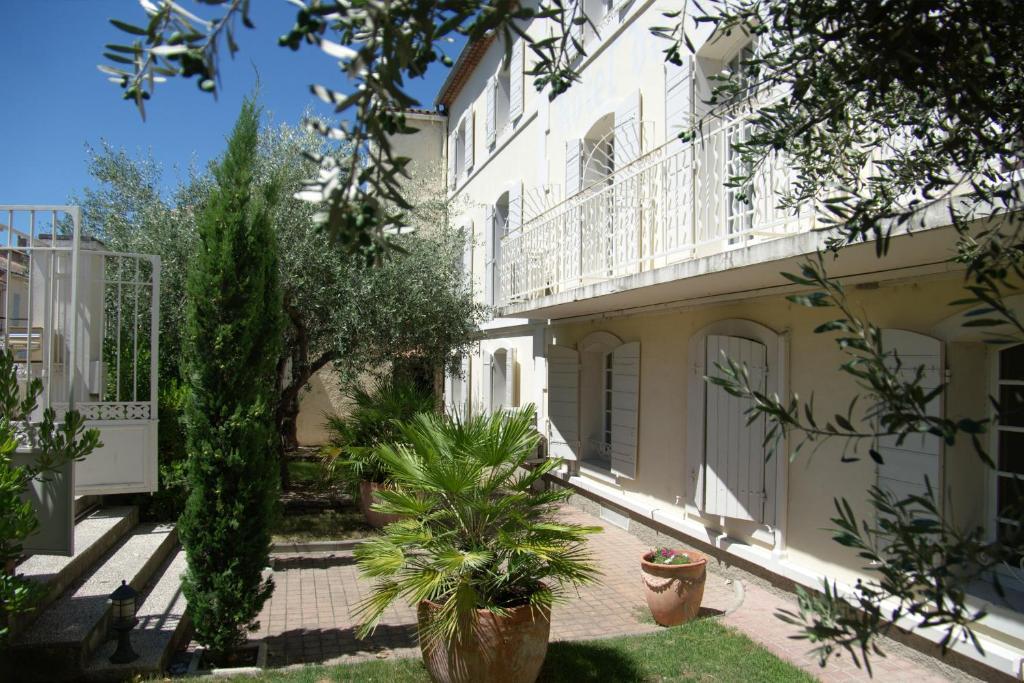 Hotel Du Cheval Blanc Сен-Реми-де-Прованс Экстерьер фото